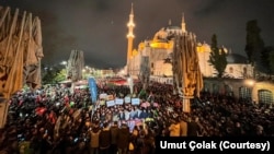 Protestocular İstanbul'daki Fatih Camisi’nin avlusunda toplandı