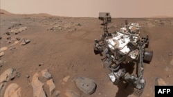 NASA'nın uzay aracı Perseverance'ın kamerasıyla Mars'ta bulunan Rochette adlı kayanın üzerinde çektiği selfie.