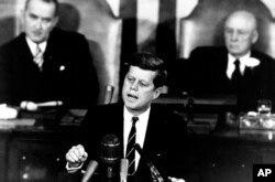 Başkan John F. Kennedy 25 Mayıs 1961'de Kongre ortak oturumuna hitabında, "Bu ulusun içinde bulunduğumuz 10 yıl sona ermeden Ay'ın yüzeyine insan gönderme ve geri getirme hedefini gerçekleştirmeye adaması gerektiğine inanıyorum "demişti.