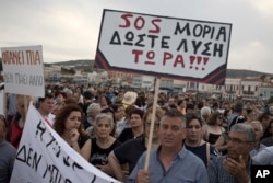 Midilli'de Moria mülteci kampındaki durumu şikayet eden protestocular